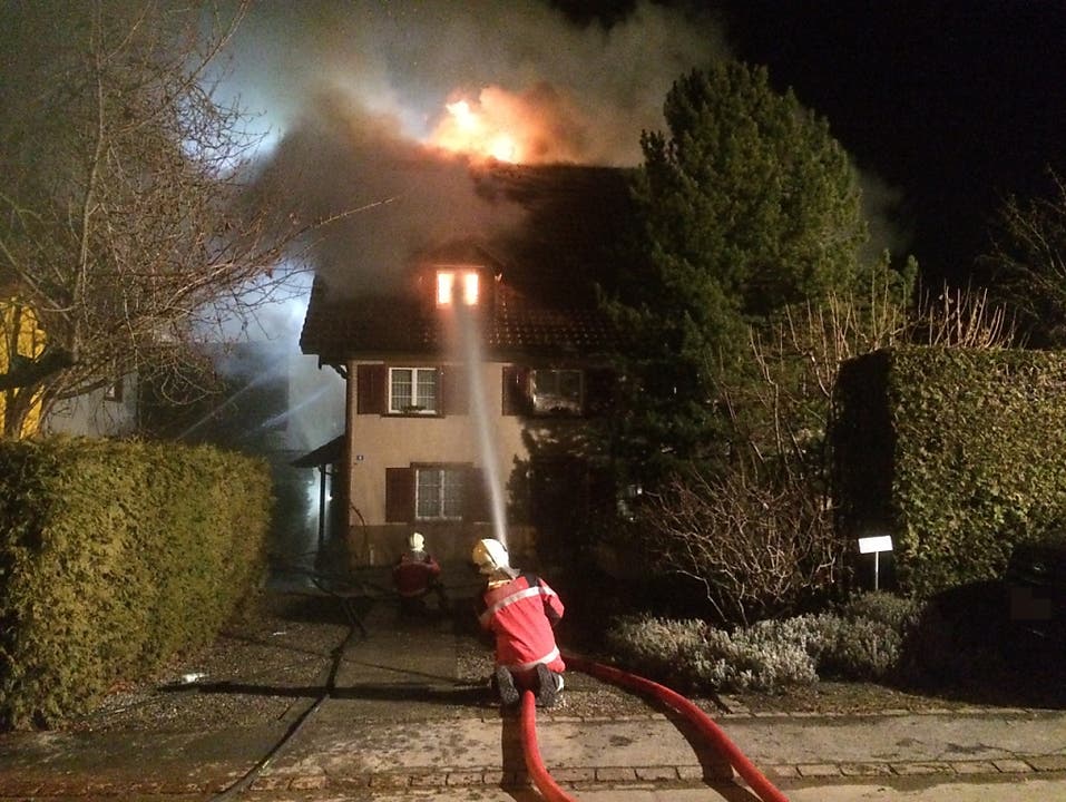 Roggwil (TG), 24. Dezember In Roggwil ist am Sonntagmorgen das Obergeschoss eines Mehrfamilienhauses in Brand geraten. Eine Bewohnerin wurde verletzt.