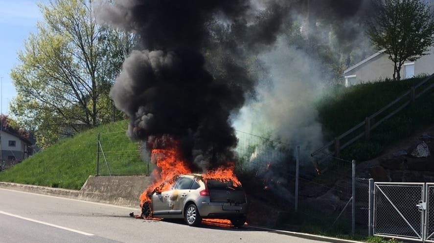 Tamins (GR), 21. April Ein Personenwagen brennt komplett aus. Verletzt wurde niemand.