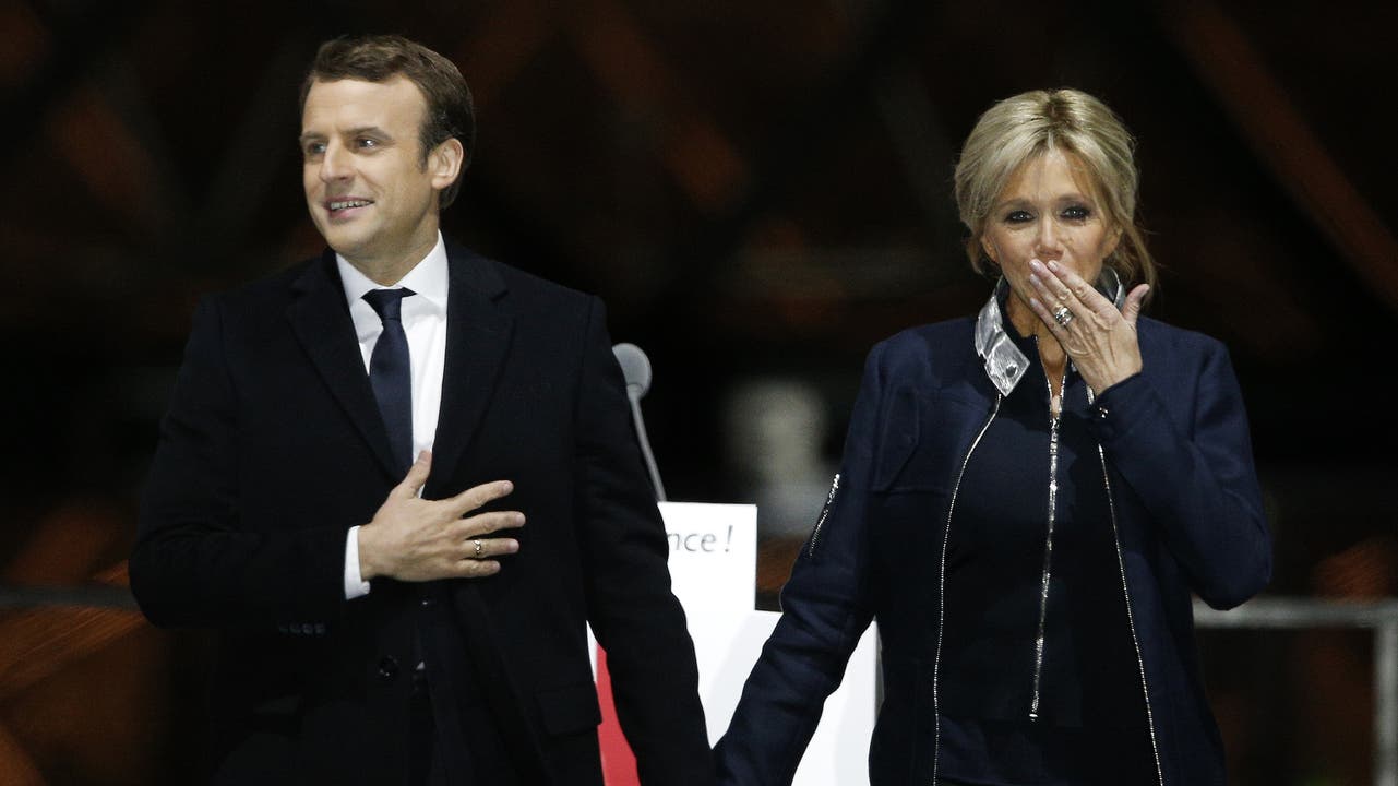 Madame Macron begleitet ihren Emmanuel an die Feier nach dem Wahlsieg.