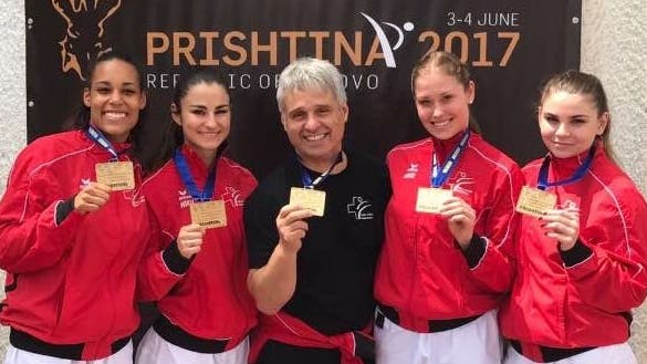 Noémie Kornfeld, Elena Quirici, Franco Pisino, Ramona Brüderli, Diellza Ulluri (v.l.n.r.) gewannen in Pristina Gold.