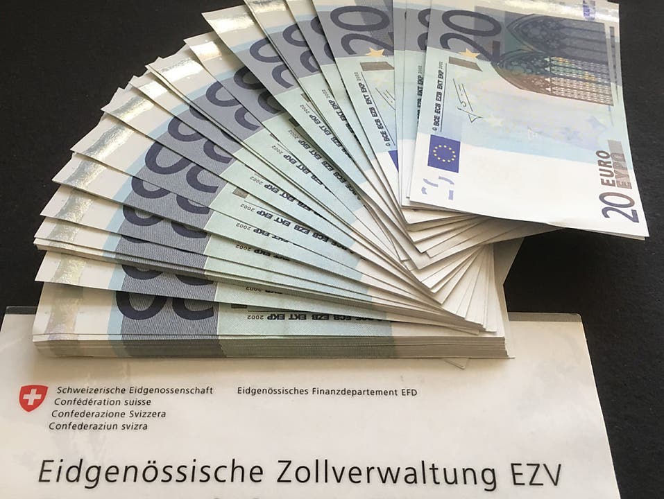 Basel, 14. Juni Hundert falsche 20 Euro-Geldscheine haben Grenzwächter bei einem Zugpassagier in Basel entdeckt. Sie kontrollierten den 56-jährigen Bulgaren in einem Zug zwischen dem Bahnhof SBB und dem Badischen Bahnhof in Basel.