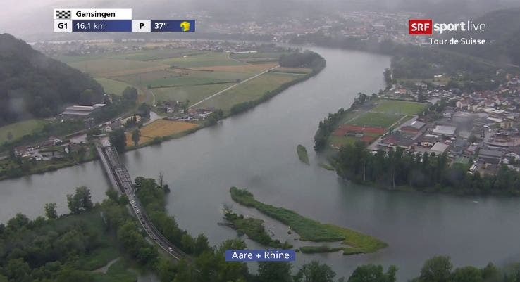 Eindrücke von der Tour-de-Suisse-Liveübertragung im SRF (letzte Zusatzrunde) Die Kamera zeigt den Zusammenfluss von Aare in Rhein bei Koblenz und Felsenau, einem Dorfteil von Leuggern.