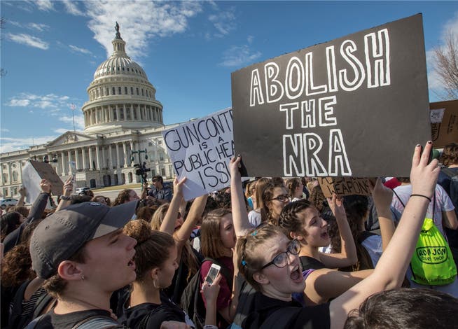 Proteste aus Solidarität: Überall in den USA (hier in Washington) demonstrieren Schüler gegen die Waffenindustrie. Jetzt ziehen auch die ersten Firmen Konsequenzen.Key