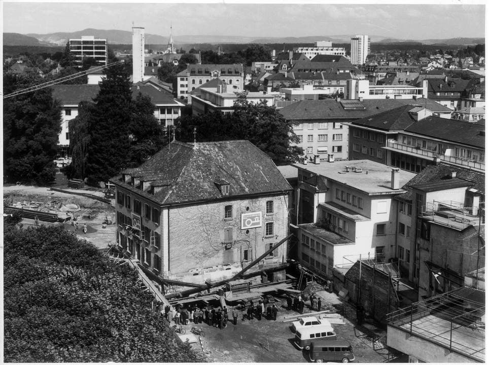 Ein Haus geht auf Reise: Am 16. August 1968 wurde das Hübscher-Haus die ersten Zentimeter den Graben entlanggeschoben. Horta-Broschüre «Wir rücken das Alte beiseite!»