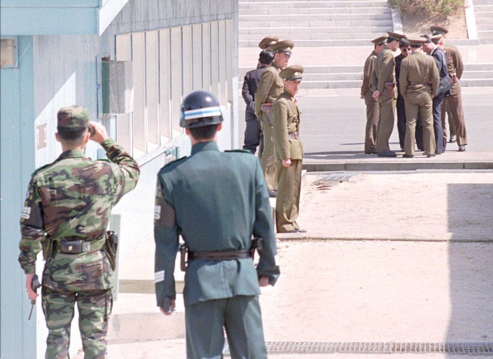 Beobachten sich gegenseitig penibel: Soldaten Nord- (hinten) und Südkoreas.