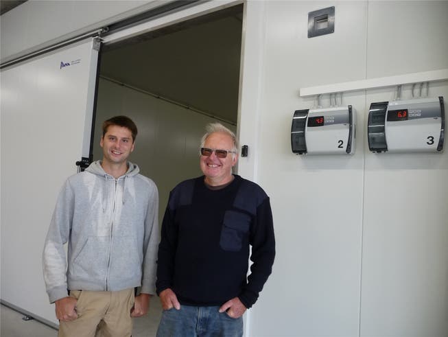 Niklaus (links) und Hans-Ulrich Müller haben gut lachen – der Neubau für die Kühlräume ist fertig.