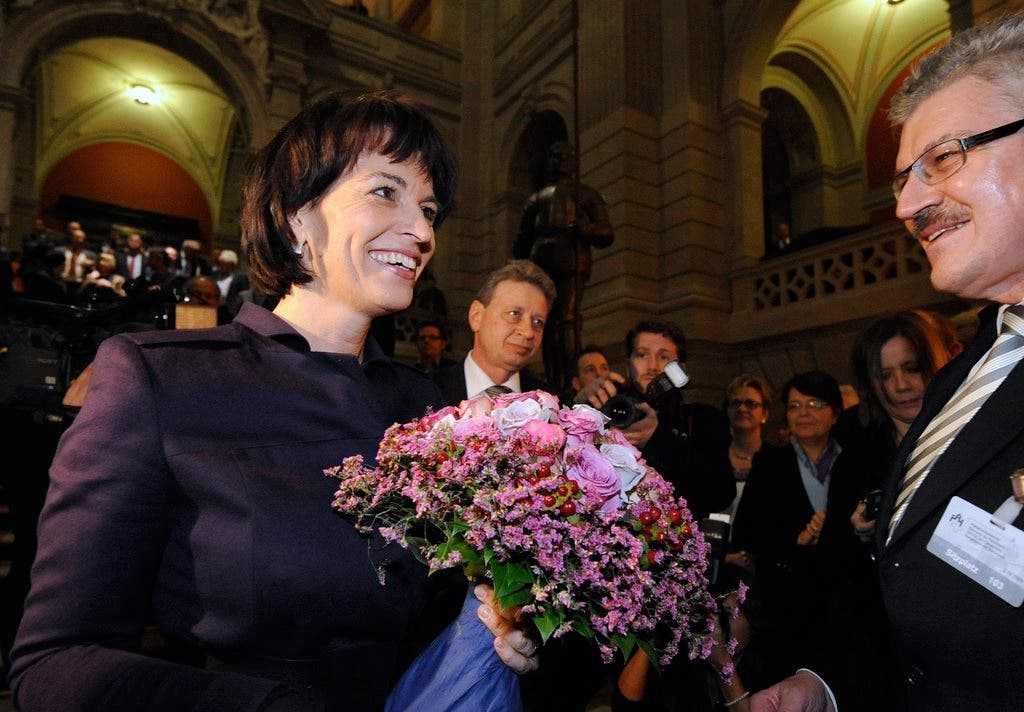 Als Regierungspräsident gratuliert Brogli im Dezember 2009 Doris Leuthard zur Wahl zur Bundespräsidentin.