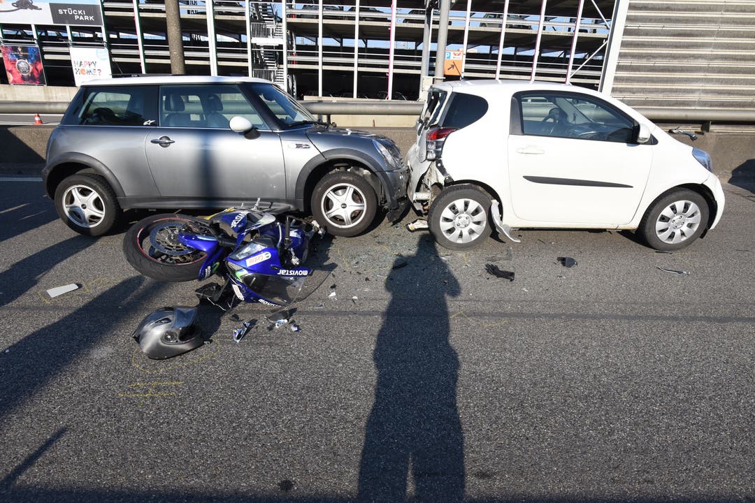 Basel (BS), 24. März Bei einer Auffahrkollision auf der Autobahn A2 wurde ein 19-jähriger Motorradfahrer verletzt. Sein Motorrad wurde von einem auffahrenden Personenwagen erfasst. Zwei weitere sich vor dem Motorrad befindende Fahrzeuge wurden beim Unfall ebenfalls beschädigt.