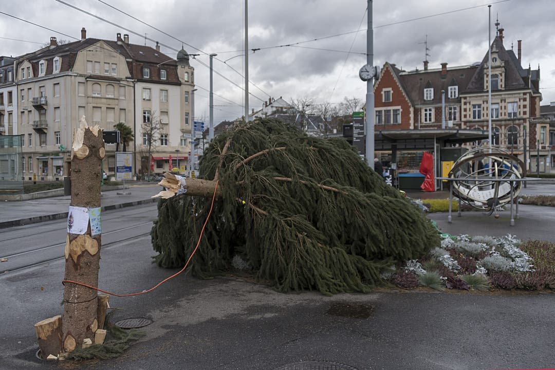 Auf dem Wettsteinplatz brachte "Burglind" einen Weihnachtsbaum zum Kippen.