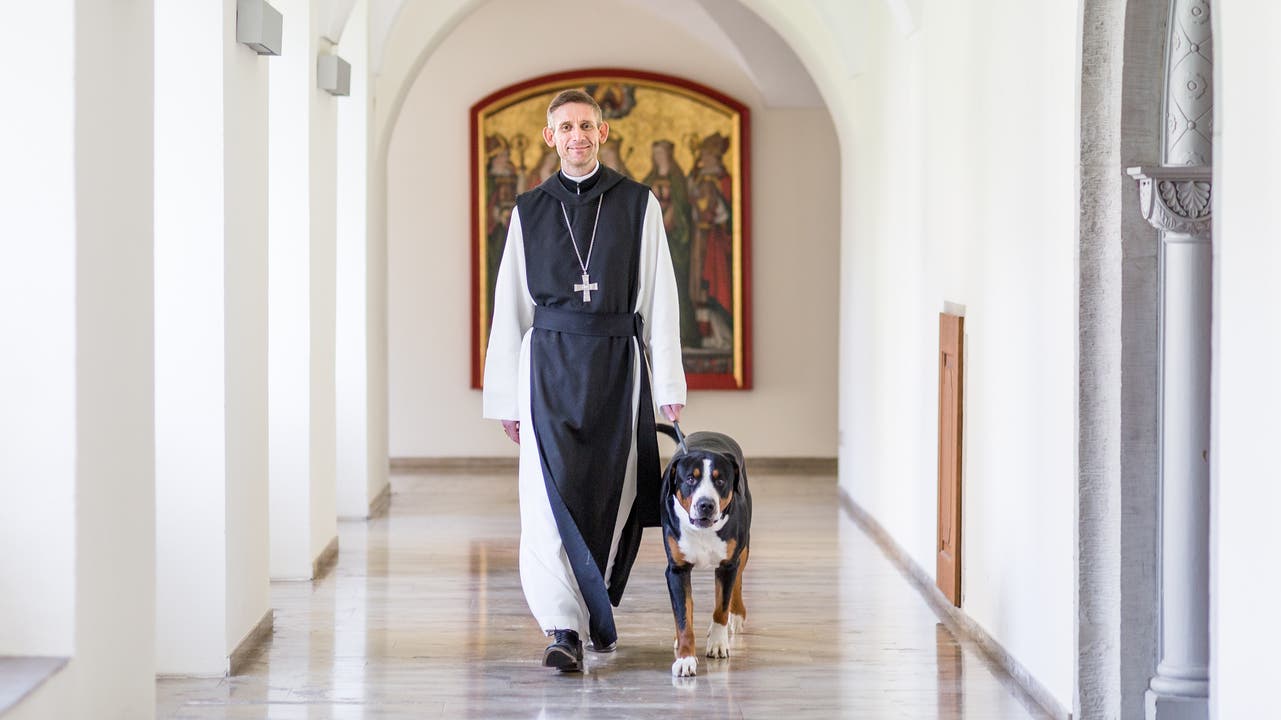 Der Südafrikaner Anselm van der Linde ist der jüngste Abt in der Geschichte des Klosters Mehrerau. Abt Anselm ist im Kloster oft mit seinem Hund "Nelson" (nicht im Bild) unterwegs.