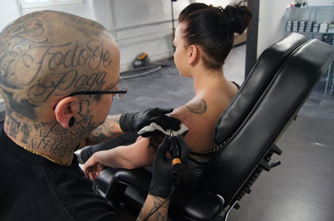 Tätowierer Domenic Franco eröffnet sein «Prison Art Tattoo» nach dem Umbau neu