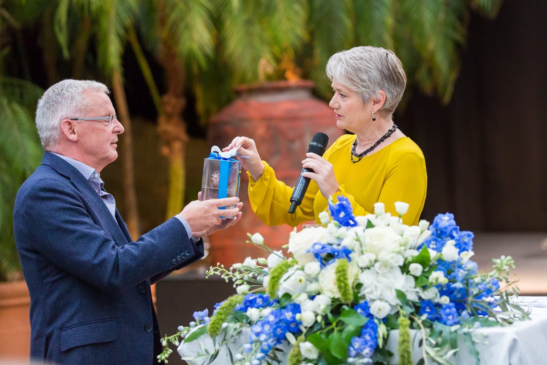 Für den Uitiker Gemeindepräsident Chris Linder (FDP) nahm Jacqueline Fehr zudem einen Schoggi-Leu mit.