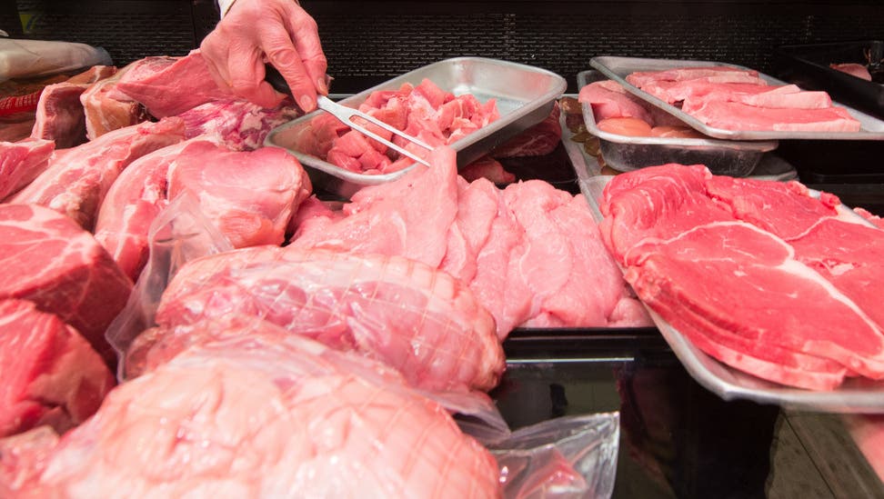 Fleisch ist in der Schweiz durchschnittlich 141 Prozent teurer als im Ausland – also mehr als doppelt so teuer. Bei den einzelnen Sorten bestehen jedoch Unterschiede. So ist zum Beispiel...