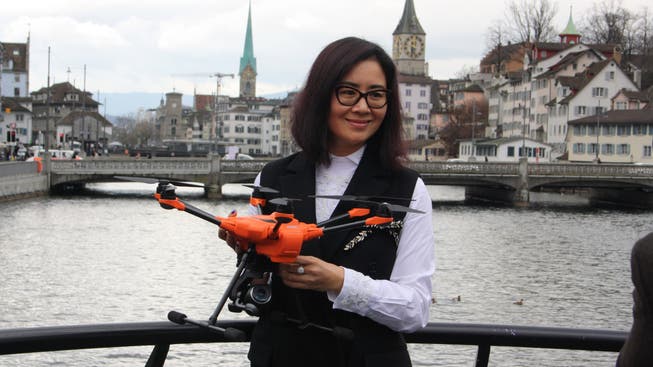 Die Gründerin des Drohnenherstellers Yuneec, Jiang Wenyan, mit dem Model H520, das ihr Team in Schlieren entwickelt hat.