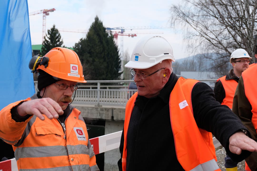 Markus Kägi nutzte die Chance vor Ort, auch mit den engagierten Bauarbeitern fachzusimpeln.