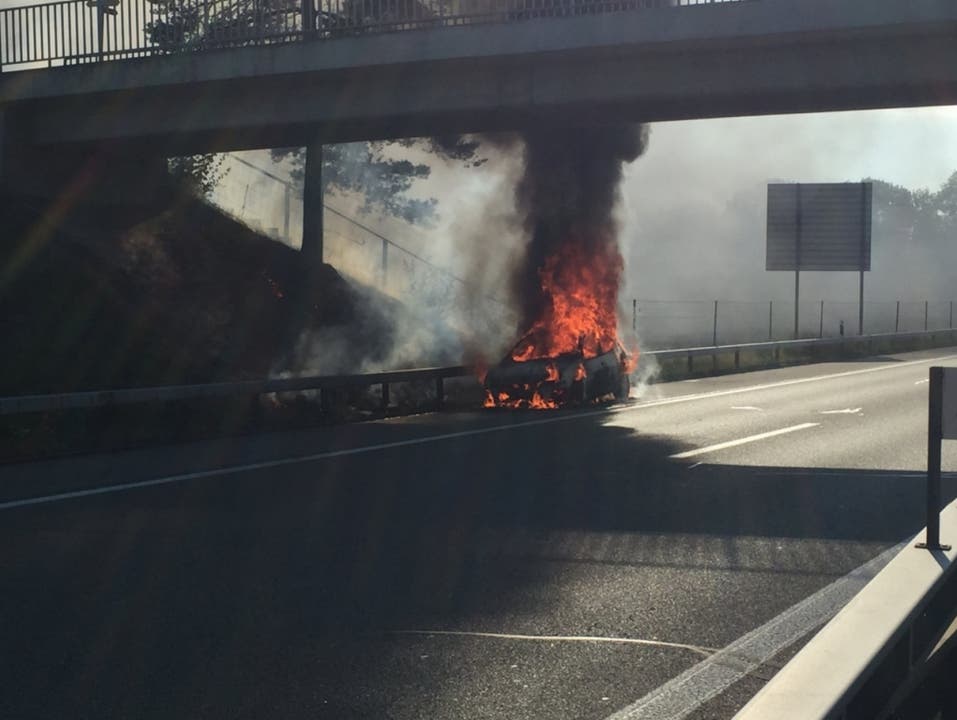 Niederuzwil SG, 25. Juli Auf der Autobahn A1 ist am Mittwochnachmittag der Wagen eines 74-jährigen Lenkers in Brand geraten. Der Mann konnte rechtzeitig auf dem Pannenstreifen anhalten und blieb unverletzt.