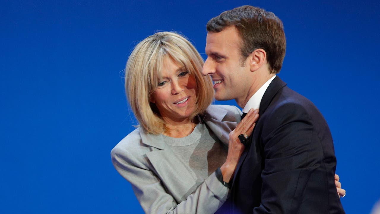 Als Als Emmanuel Macron den ersten Durchgang der Präsidentschaftswahlen gewann, hatte die Nation nur Augen für seine elegante Frau, die er an der Hand auf die Bühne führte.