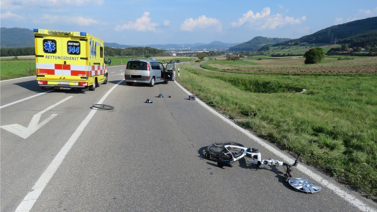 Zeiningen (AG), 24. September Bei einer frontalen Kollision zwischen einem E-Bike-Fahrer und einem Auto zog sich der 83-jährige E-Bike-Fahrer schwere Verletzungen zu.