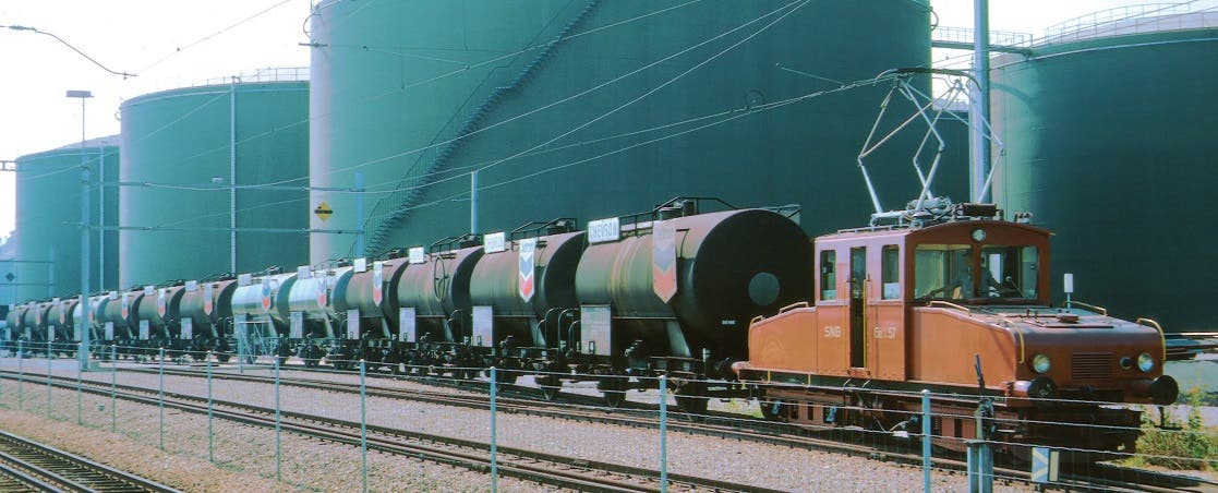  Blick auf die Tankanlage in Oberbipp. Hier wird fährt ein Gütertransport des Bipperlisis durch, im Jahre 1974.