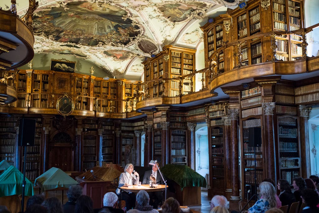 Stiftsbibliothek und Stiftsbezirk St. Gallen (hier eine Lesung von Krimiautorin Donna Leon) kamen wie die Berner Altstadt 1983 auf die Liste, ebenso wie...