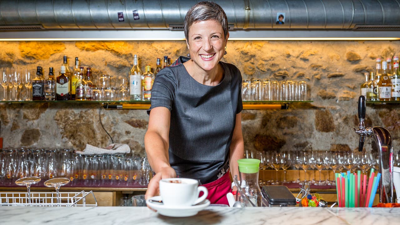 Sandra Kohler will als erste Frau Badener Stadtammann werden. Hier serviert sie Kaffee im Restaurant "Fiori" in Baden.
