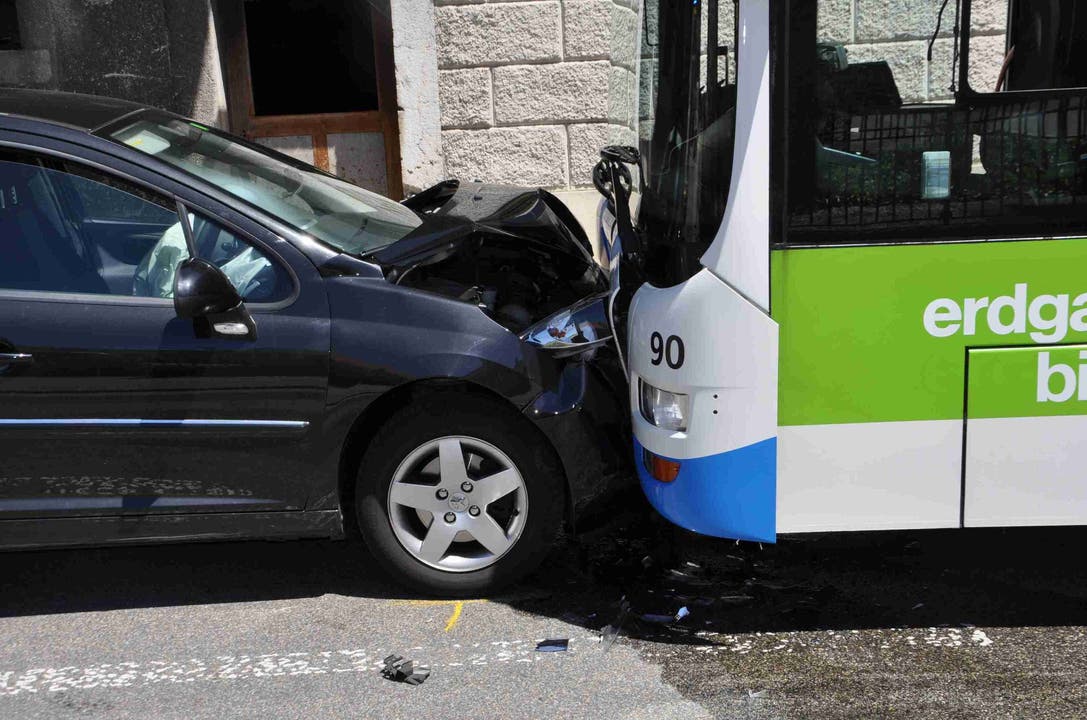 Lostorf (SO), 8. Juni Um 13 Uhr ereignete sich in einer leichten Kurve eine frontale Kollision zwischen einem Auto und einem Linienbus. Die Automobilistin wurde dabei leicht verletzt.