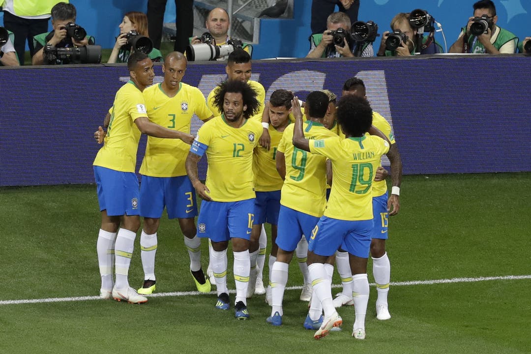 Die Brasilianer feiern den Führungstreffer