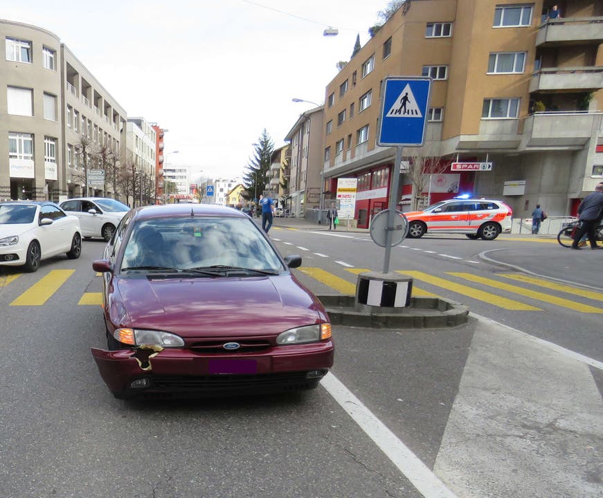 Wettingen (AG), 3. April Eine 25-jährige Schweizerin wurde in Wettingen auf einem Zebrastreifen von einem Auto angefahren. Sie erlitt Kopfverletzungen. Die 69-jährige Lenkerin hatte die Fussgängerin zu spät erkannt. Die Polizei nahm ihr den Führerausweis vorläufig ab.