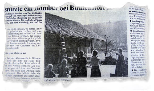 Margrit Kappeler-Peterhans, zweite von rechts, am Tag, nachdem der Pilot auf dem Dach der Hütte ihrer Familie landete. Das «Badener Tagblatt» zeigte dieses Foto 40 Jahre nach dem Absturz. BT vom 15.4.1983