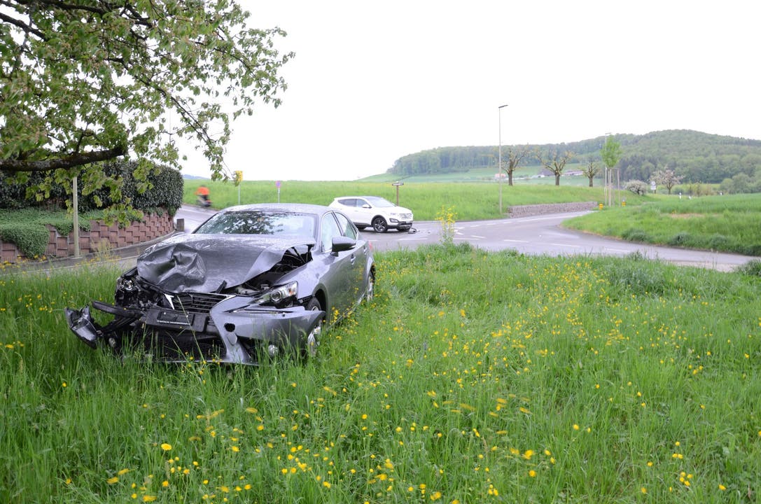 Giebenach (BL), 24. April Auf der Füllinsdörferstrasse ereignete sich kurz vor 17 Uhr eine Kollision zwischen zwei Personenwagen. Drei Personen wurden dabei leicht verletzt. An den Fahrzeugen entstand grosser Sachschaden.