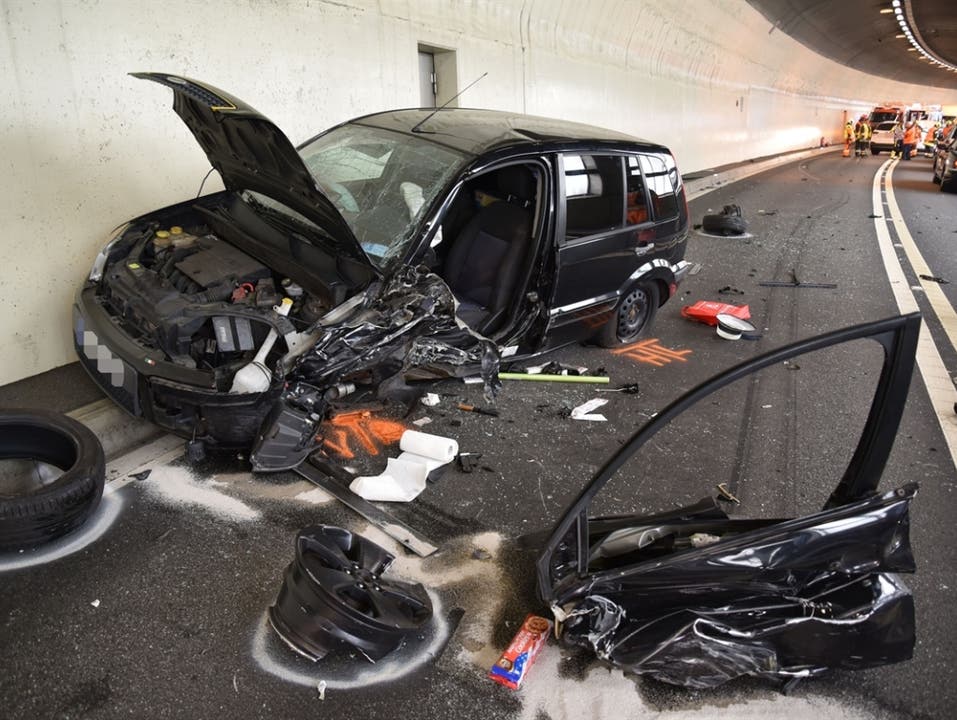 Nufenen GR, 20. Juli Bei einem Frontalunfall im Cassanawaldtunnel der Autostrasse A13 sind fünf Personen verletzt worden, zwei von ihnen schwer. Der Tunnel auf der San Bernardino-Route der A13 war nach dem Unfall für mehrere Stunden gesperrt.