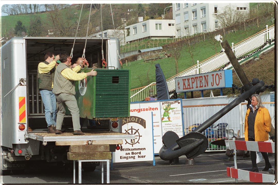  Am 03.04.2000 schwebt der Käfig mit dem Braunbären Max auf den Laster für den Transport von Biberstein nach Worbis (Norddeutschland).