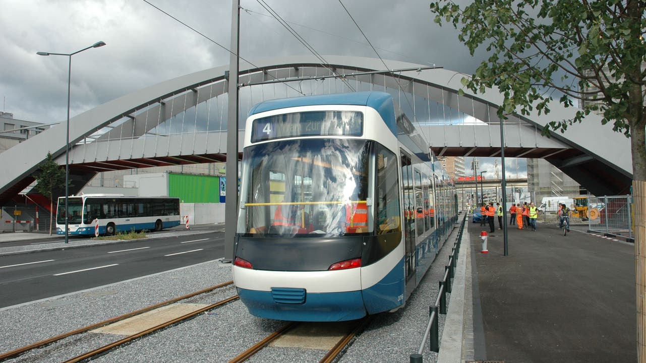 2011: Das Tram Zürich-West rollt auf der umgestalteten Pfingstweidstrasse an.