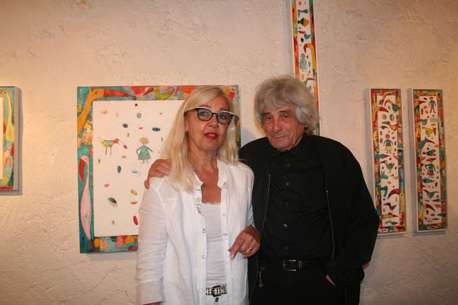 Doris Kummer und Paul Gugelmann vor den bunten Werken der Künstlerin.