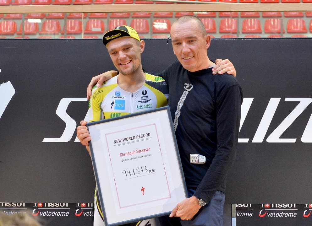 Der neue Weltrekordhalter Christoph Strasser (links) bekommt vom bisherigen Rekordhalter Marko Baloh die Urkunde des Ultra-Weltverbandes.