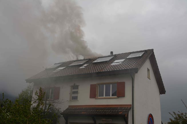 Starker Rauch steigt aus dem Dach des Einfamilienhauses.