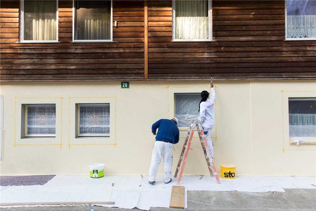 Noch sind Maler dabei, die durch das Unwetter verursachten Schäden an der Hausmauer zu reparieren und neu zu streichen.