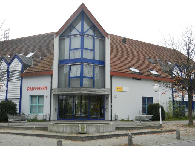 Die Gemeindeverwaltung, mit Post und Bank im Zentrum Subingens. Die Postfiliale wird überprüft.