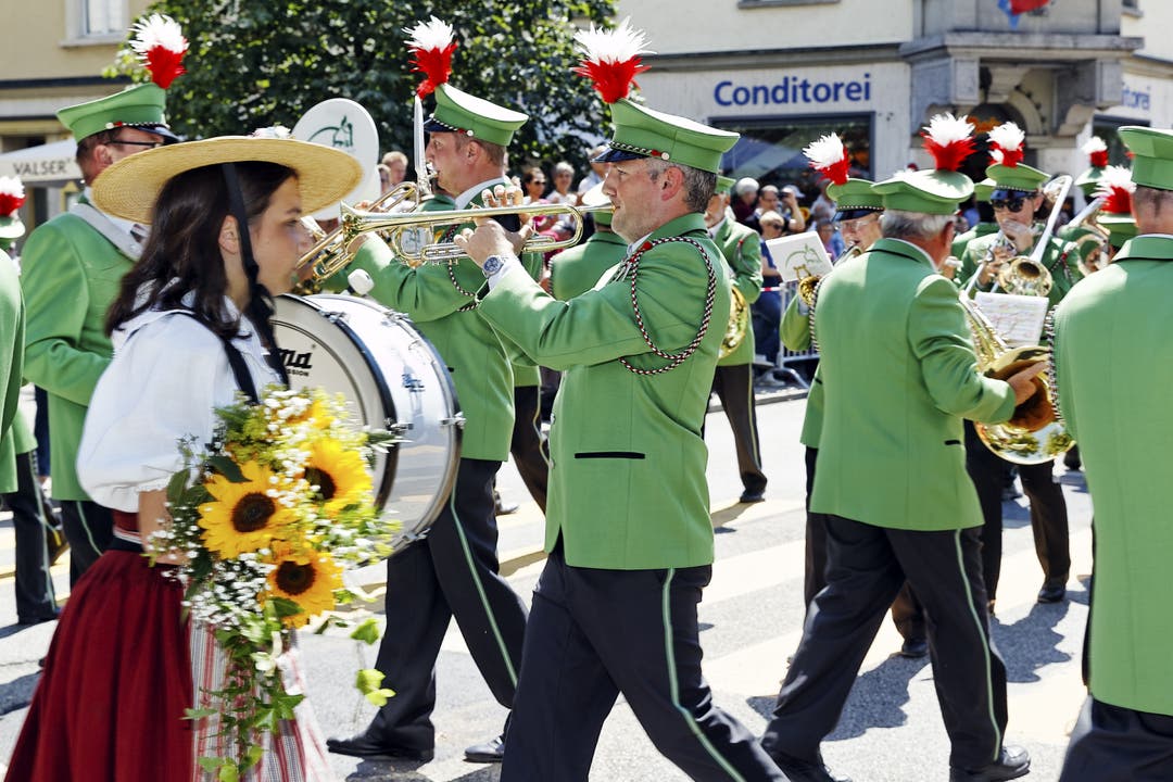 32. Aargauisches Kantonales Musikfest 32. Aargauisches Kantonales Musikfest Ohren auf! Die Musikgesellschaft Asp mit viel Bewegung in Ihrer Parade.