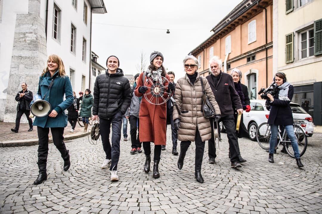 Filmfreunde machen sich nach dem Podium «No Billag – No Film» auf den Weg zur Kreuzackerbrücke