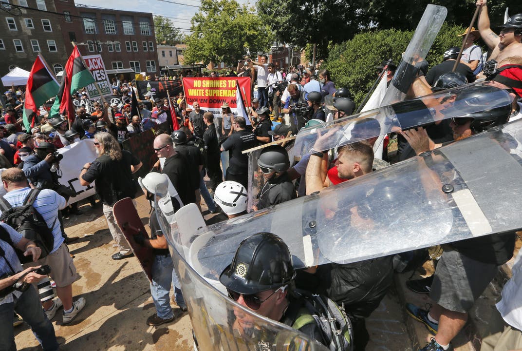 Bei einer Kundgebung von Rechtsextremen in der Stadt Charlottsville im US-Bundesstaat Virginia hat es gewaltsame Zusammenstösse mit Gegendemonstranten gegeben. Offenbar ist sogar ein Auto in eine Gruppe von Gegendemonstranten gefahren.
