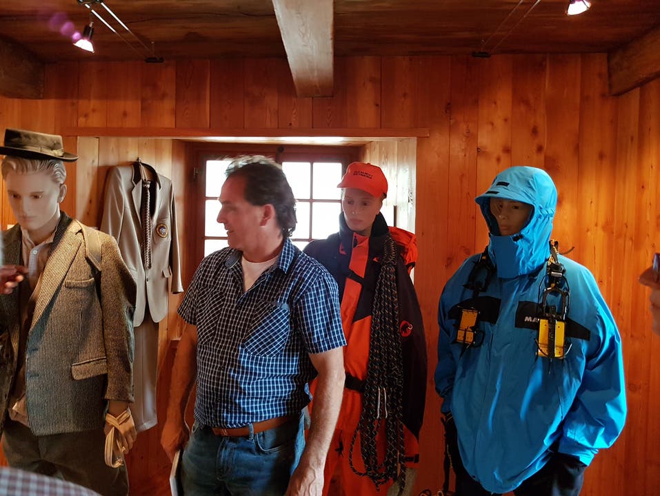 Gemeinderat und Bergführer Markus Sarbach zeigt das Bergführermuseum St. Niklaus VS