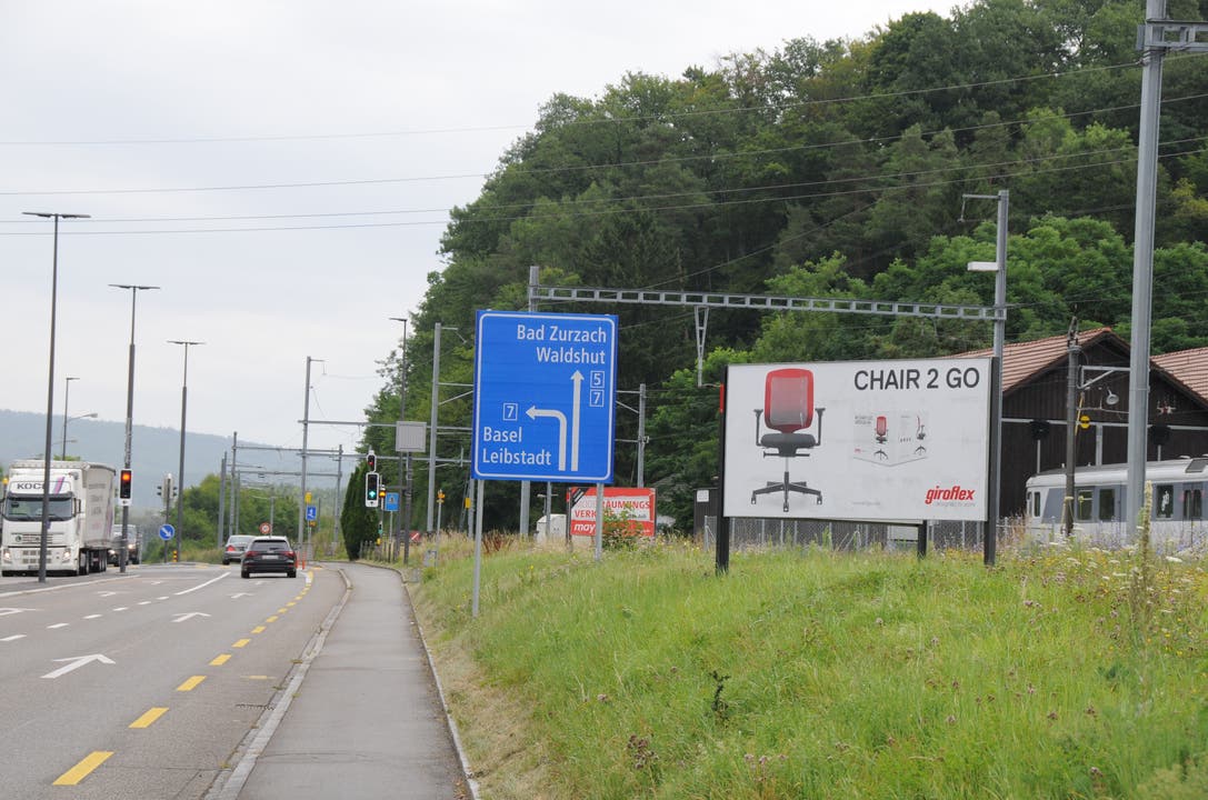 Wenige hundert Meter vom Giroflex-Standort entfernt befindet sich die Grenze zu Deutschland (Waldshut-Tiengen). Ein Drittel der Belegschaft wohnt im deutschen Raum.