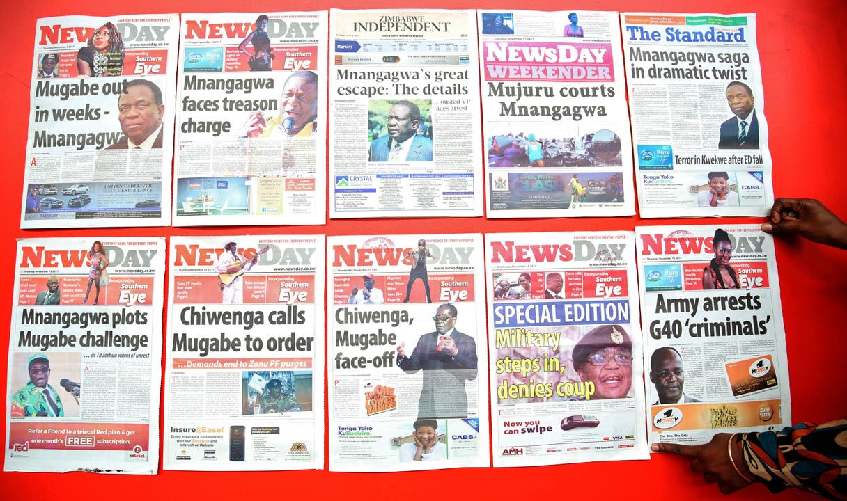 Schlagzeilen der Zeitungen in Simbabwe nach dem Putsch des Militärs, das diesen nicht so nennen will.