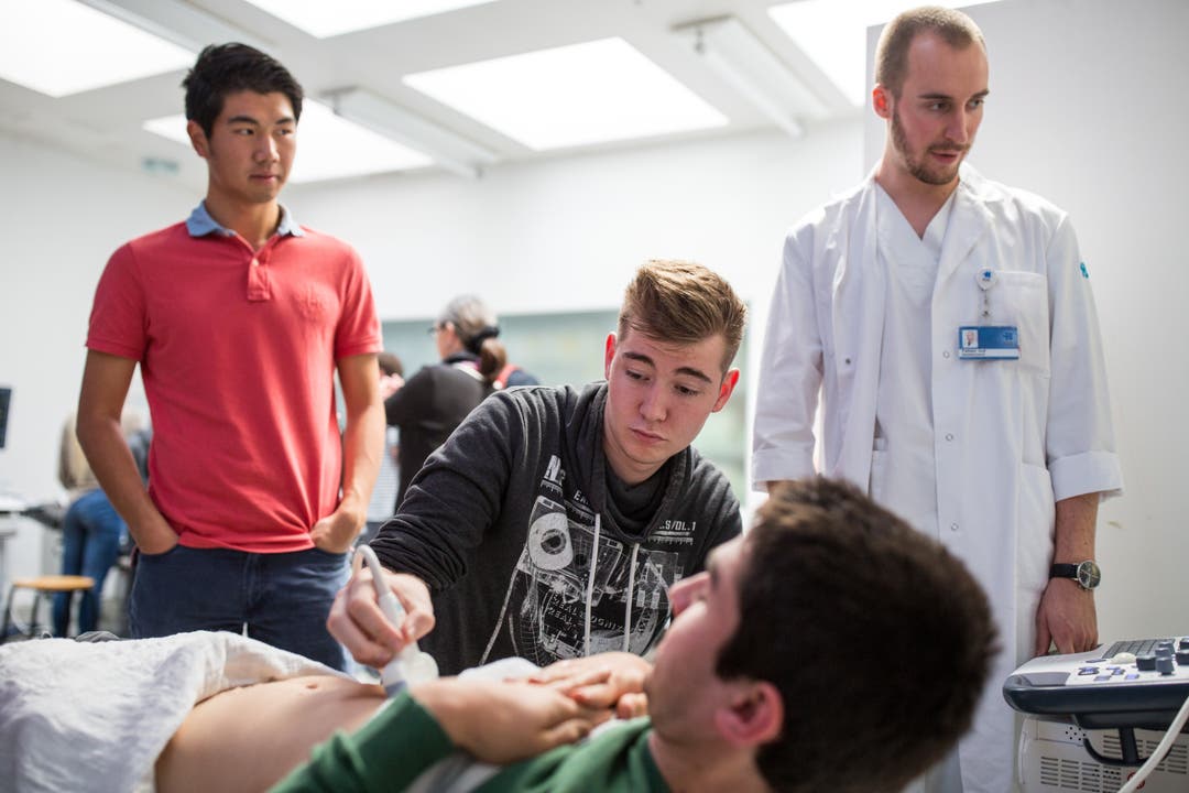 Medizinstudenten der ETH Zürich sammeln am Kantonsspital Baden Praxiserfahrung Medizinstudenten der ETH Zürich üben am Kantonsspital Baden in Kleingruppen, wie ein Ultraschallgerät eingesetzt wird. Aufgenommen am 20. September 2017.