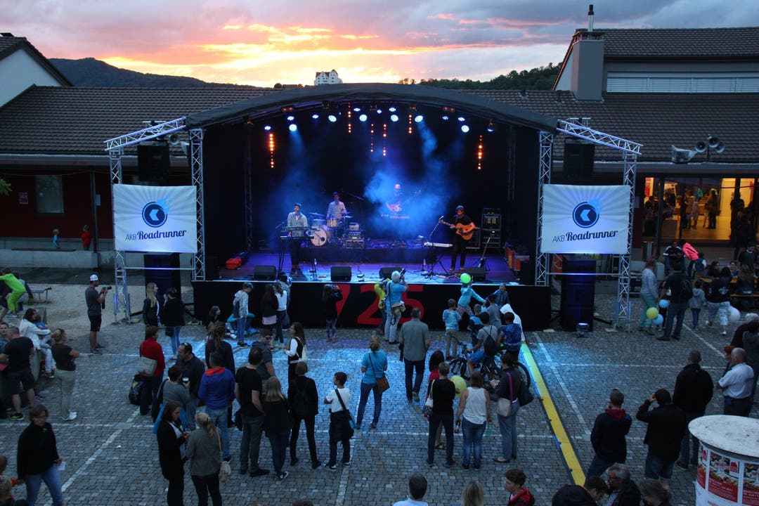 Mit einem zweitägigen Beizlifest feiert die Gemeinde Möriken-Wildegg das 725-Jahre-Jubiläum Die Band From Kid spielte bei prächtigem Sonnenuntergang am Beizlifest in Möriken.