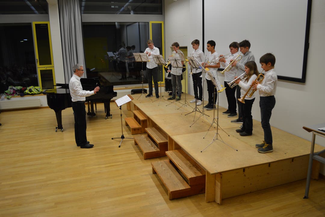 Musikschul-Konzert Acht Musikschülerinnen und Schüler spielen am klassischen Konzert Trompete.