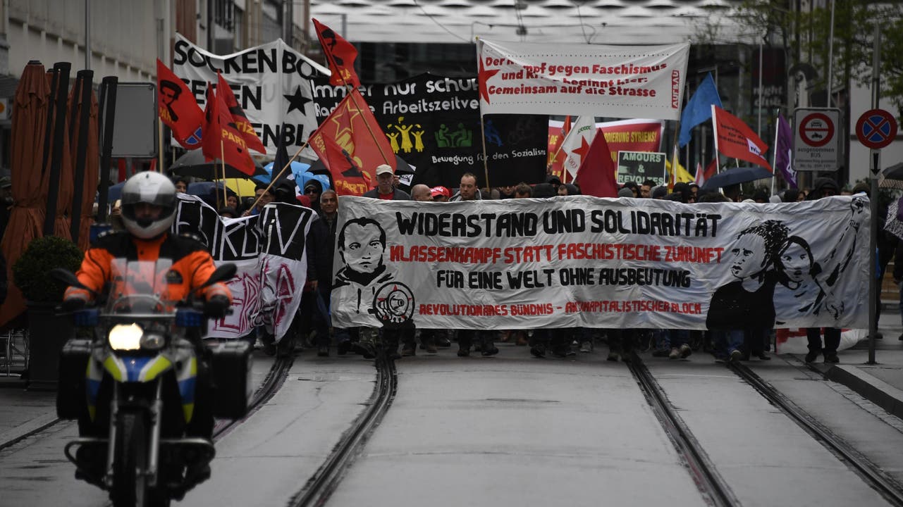 1. Mai-Demo in Basel Der Demonstrationszug startete beim Messeplatz.