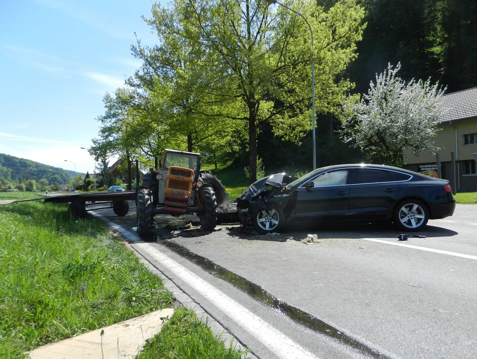 Gränichen (AG), 28. April Ausgangs Gränichen kam zu einer seitlich/frontalen Kollision zwischen einem Traktor mit Anhänger und einem Auto. Beide Lenker mussten mit Verletzungen ins Spital gebracht werden.