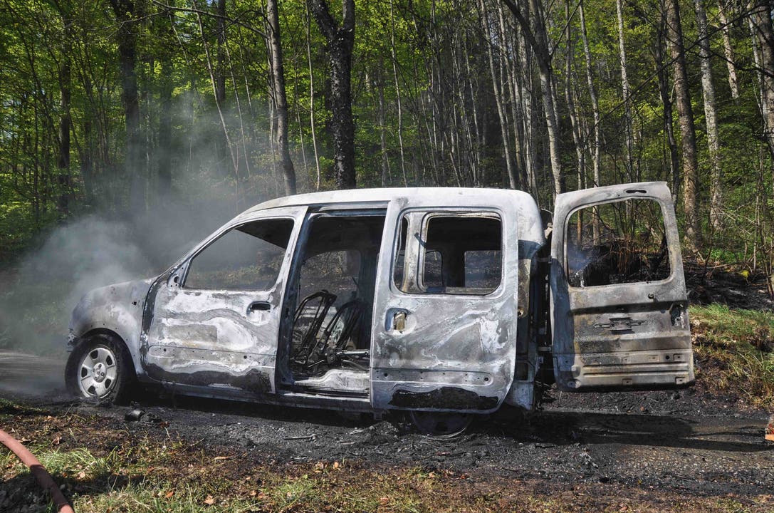 Günsberg (SO), 19. April Aus noch ungeklärten Gründen kam es in Günsberg zu einem Fahrzeugbrand. Durch die Hitze gerieten auch angrenzendes Wiesland und der Wald in Brand. Das Auto brannte dabei vollständig aus.